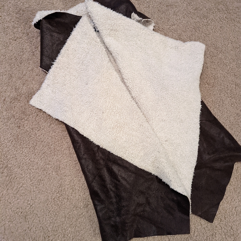 Rosette Vest - Faux Leather/Fur - Size L